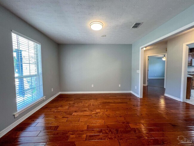 Foto del edificio - 7342 Wymart Rd