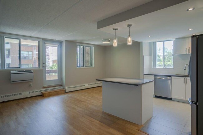 Building Photo - 4800 Maisonneuve Blvd W