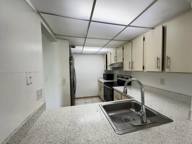 Foto del edificio - 2675 W 66th St