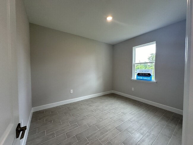 Building Photo - "3 bedroom, 2 bathroom home with a bonus r...