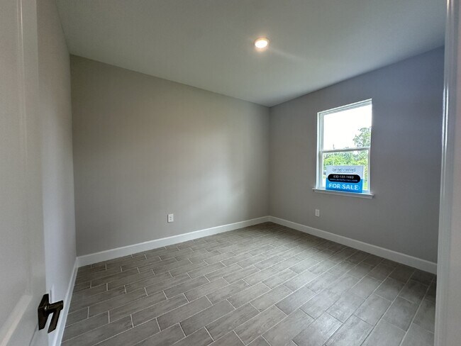 Foto del edificio - "3 bedroom, 2 bathroom home with a bonus r...