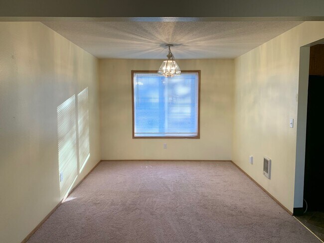 Foto del edificio - Spacious Home with Large Backyard in Union...