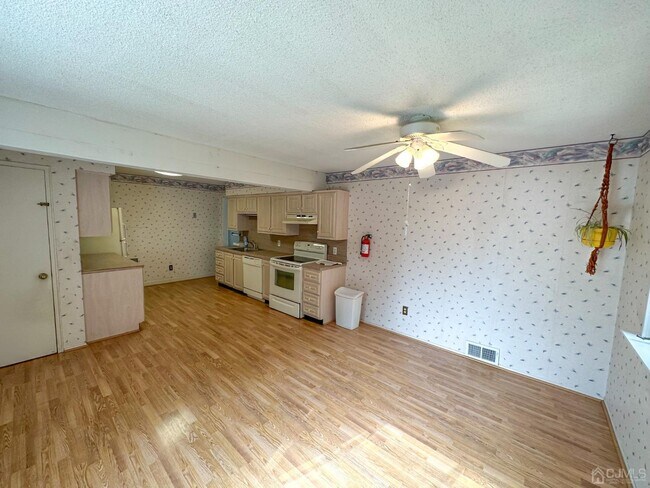 Building Photo - 120 Graf Ave