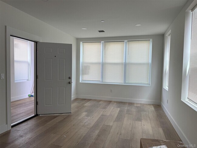 Foto del edificio - 910 E 226th St