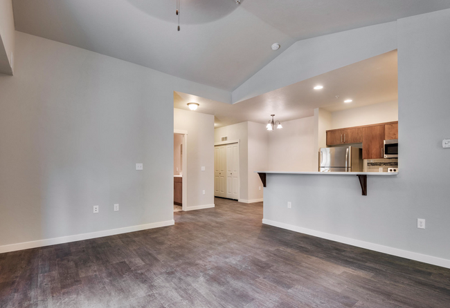 Building Photo - 827 E Riverside Dr