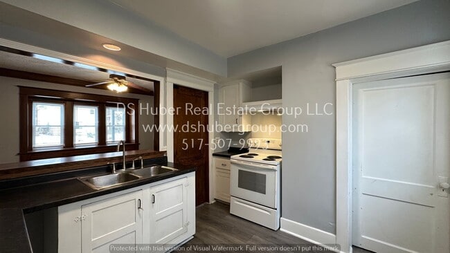 921 W Oakland- - 921 W Oakland- House