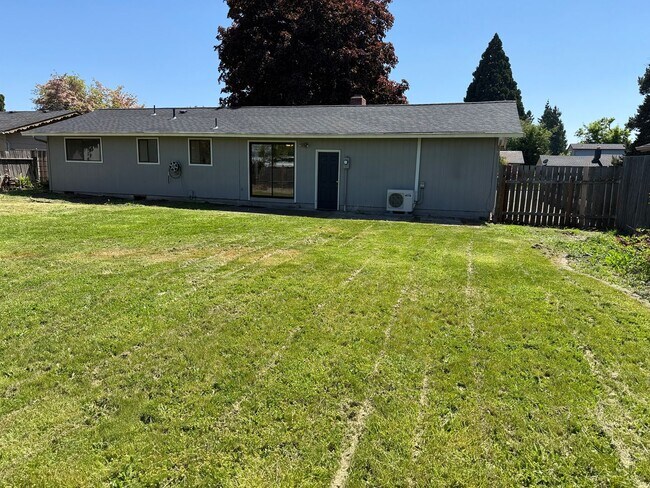Building Photo - Discover this 3-bedroom 2-bathroom house in a great neighborhood!