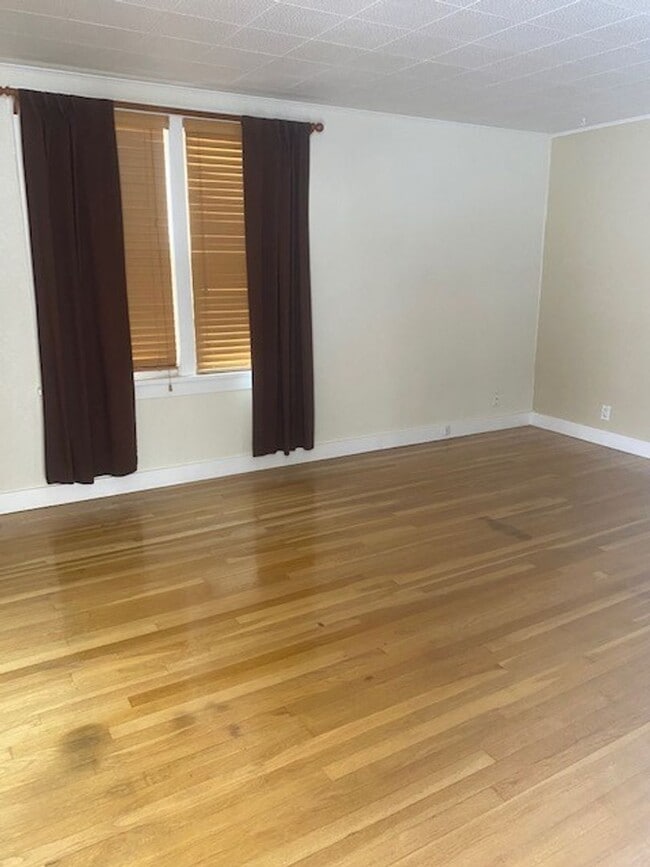 Building Photo - Larger 3 Bedroom 2 Bath House close to OIT and the Hospital