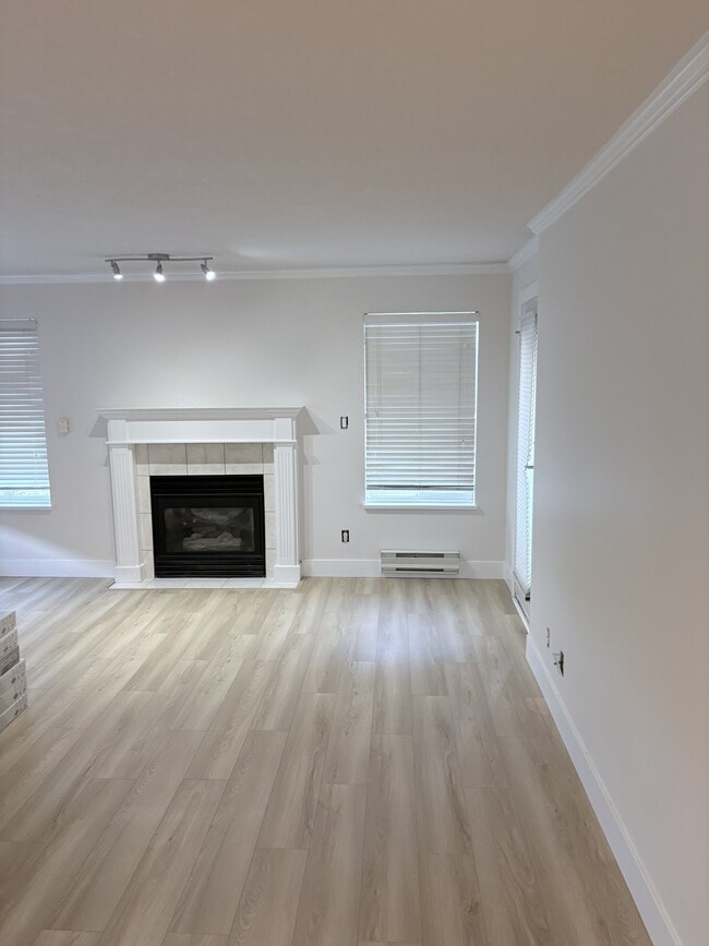 Photo du bâtiment - 32085-32085 George Ferguson Way