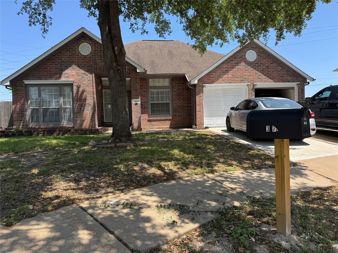 Primary Photo - 3670 Lakeaires Ln