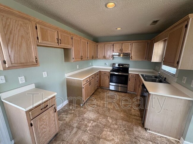 Building Photo - 2124 Tanglewood Rd
