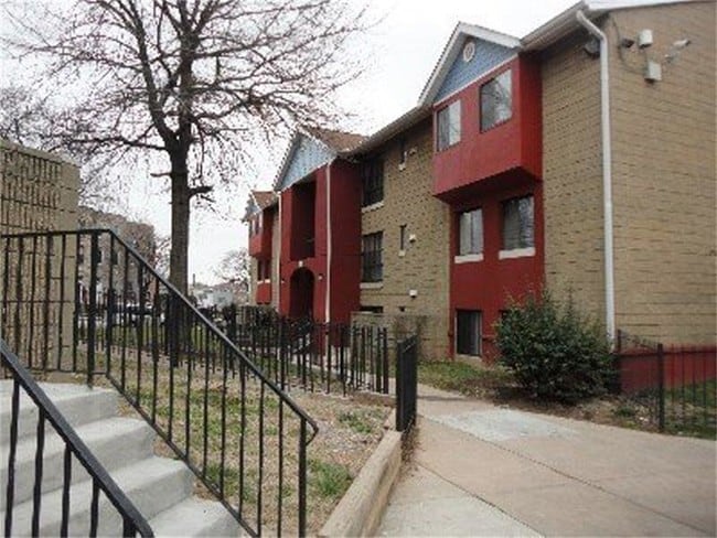 Building Photo - 1611 E Chase St