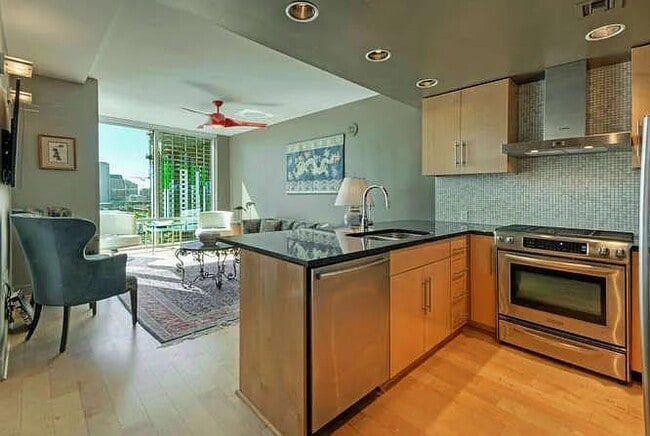 Building Photo - 300 Bowie St