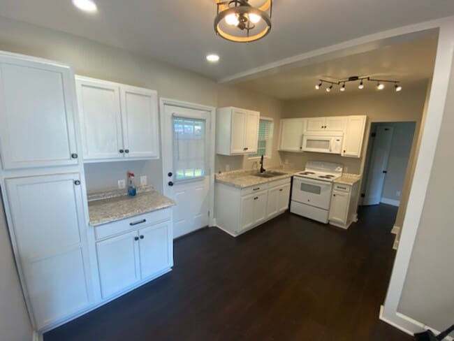 Building Photo - 705 Bay St.