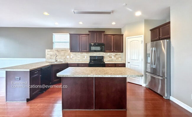 Foto del edificio - 5057 Falling Water Rd