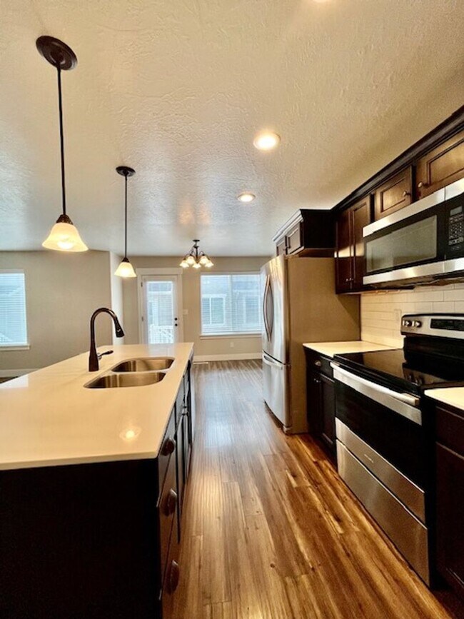 Foto del edificio - 4 Bed/2.5 Bath Townhome in Lehi - FREE 65" TV