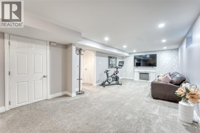 Building Photo - 1260 Laurendeau Ave