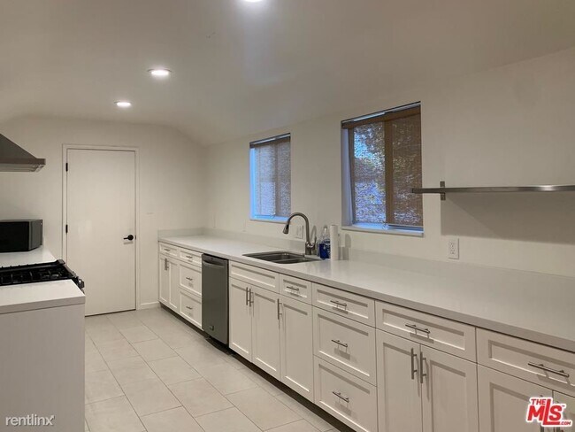 Building Photo - 3 br, 2 bath House - 6905 Costello Ave