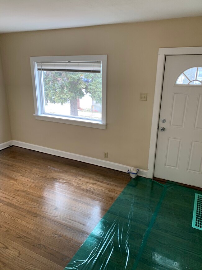 4 Sala de estar 2 - 9351 Kennedy Ave