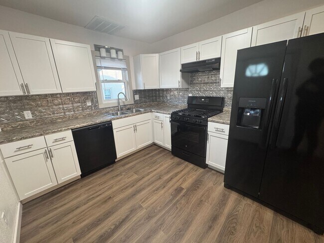 Building Photo - Remodeled 4 Bed 2 Bath For RENT