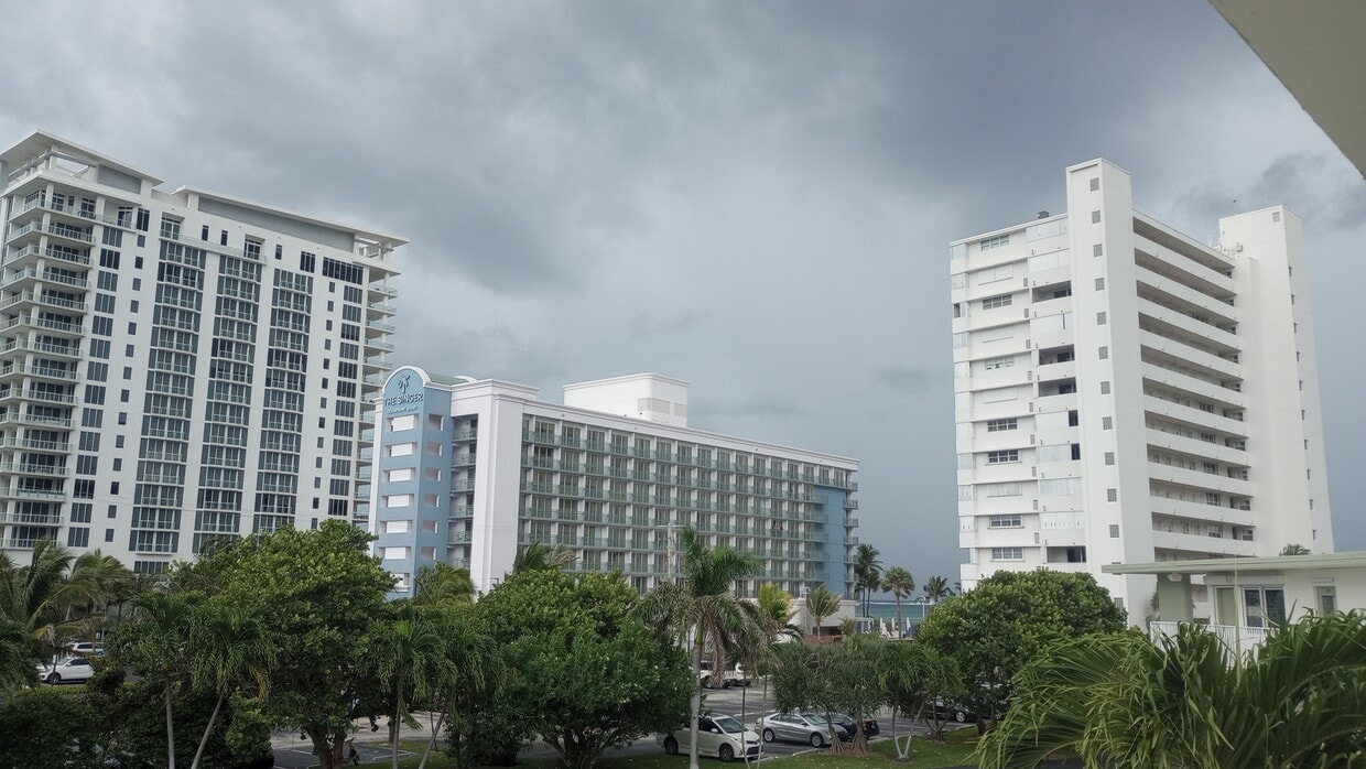 Primary Photo - 3600 N Ocean Dr