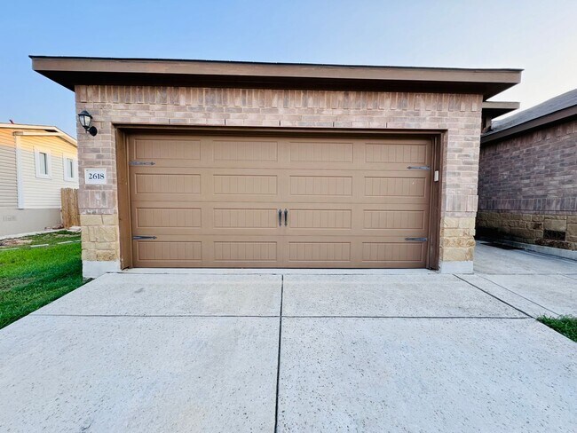 Foto del edificio - 2616-2618 Pahmeyer Rd