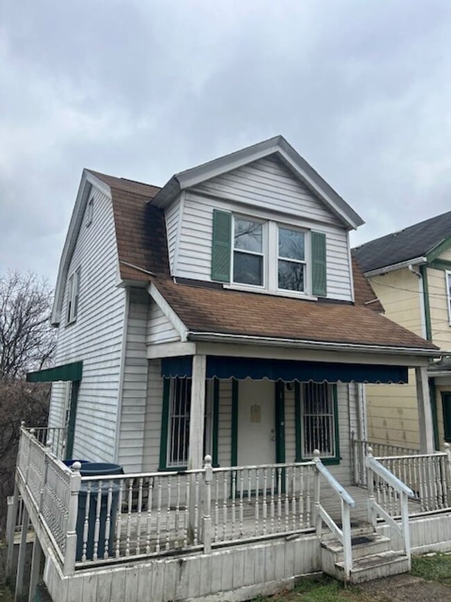 Building Photo - 2 Bedroom House - Available Now!