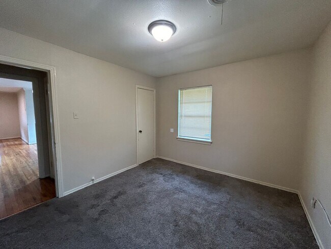 Building Photo - Beautiful 2 Bedroom Home in Sunset Acres