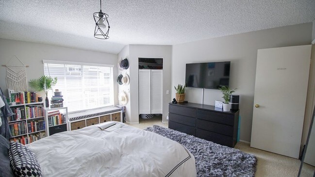 Building Photo - 11 Fox Hollow - 1