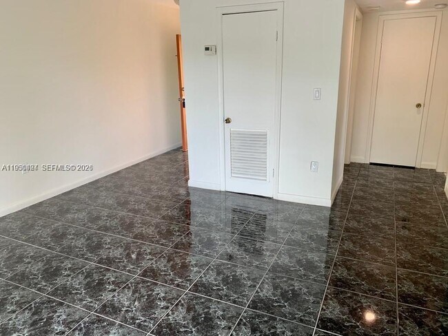 Foto del edificio - 3522 NE 166th St