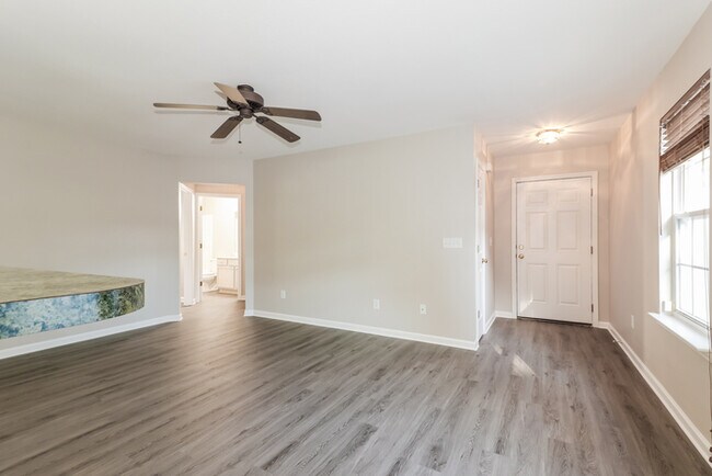 Foto del edificio - 3029 Hollybrooke Dr