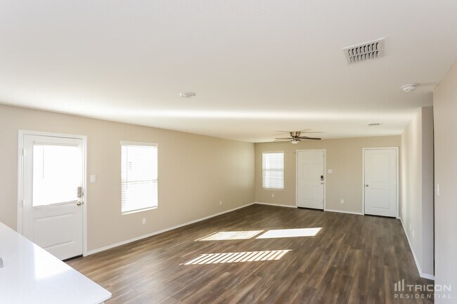 Foto del edificio - 5355 Curwood Dr