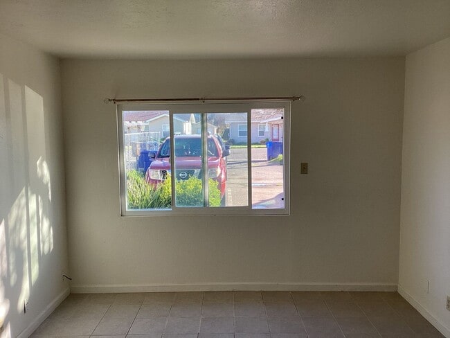 Building Photo - NOW AVAILABLE!! 2 BEDROOM 1.5 BATH GUSTINE APARTMENT