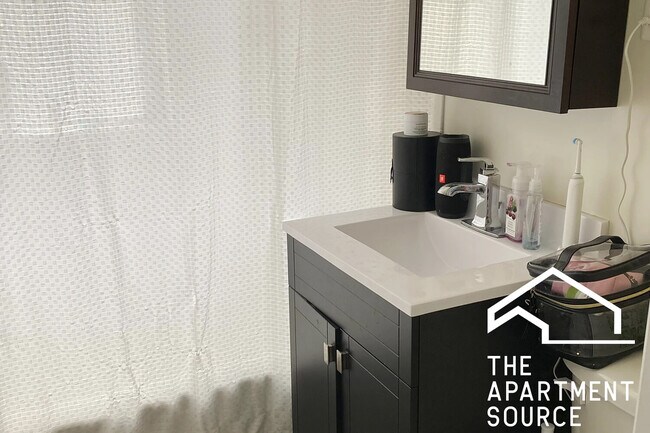 Foto del edificio - 3819 1/2 N Greenview Ave