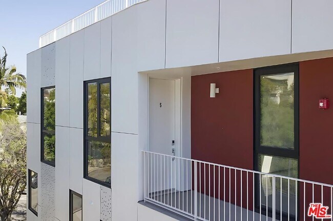 Foto del edificio - 1253 N Sweetzer Ave