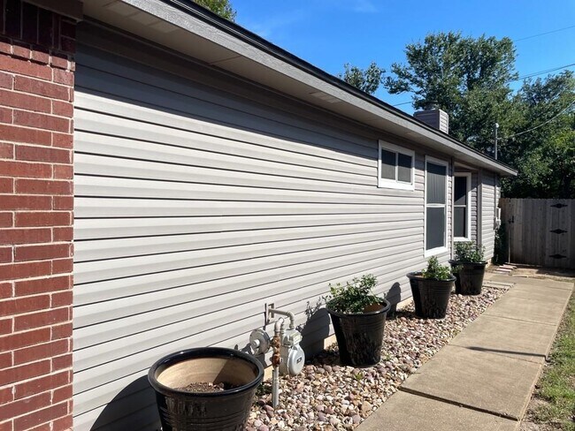 Building Photo - 1807 Hollow Tree Blvd