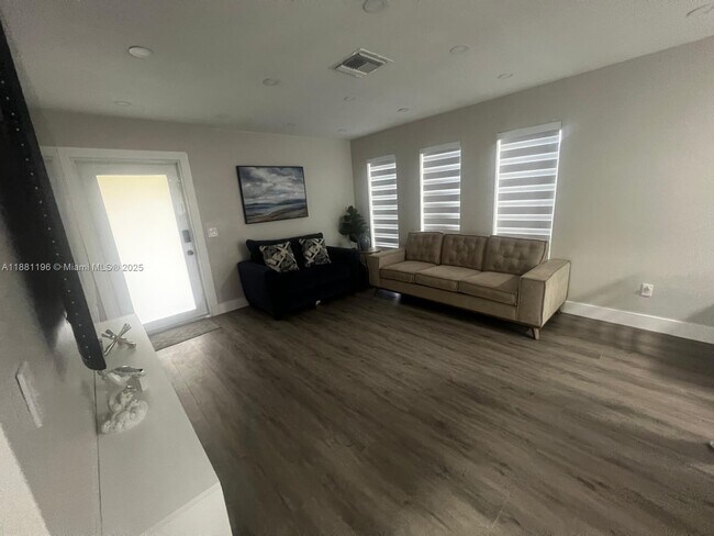 Foto del edificio - 222 SW 8th St