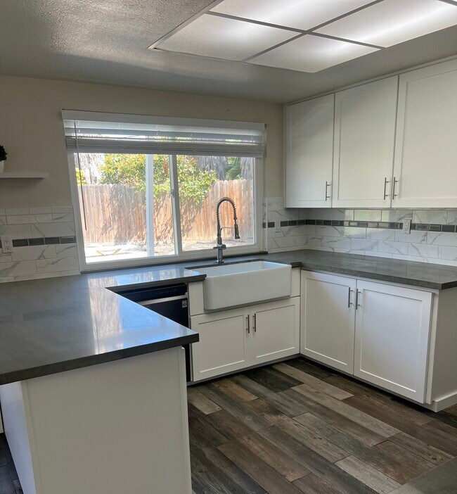 Foto del edificio - 8325 Garry Oak Dr