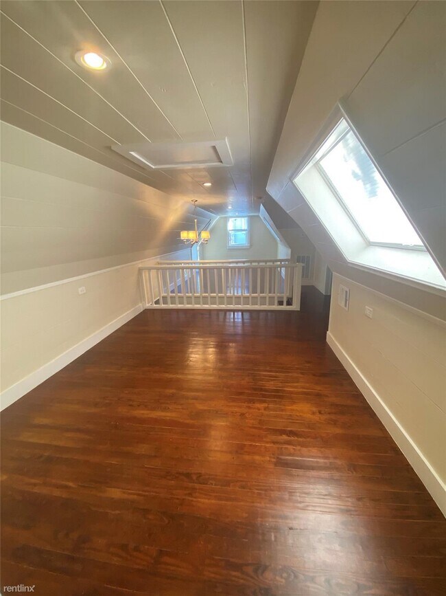 Building Photo - 2 br, 1.5 bath Triplex - 6200 Victor St Un...