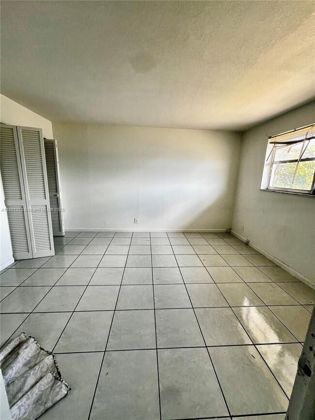Foto del edificio - 300 NE 1st Ct
