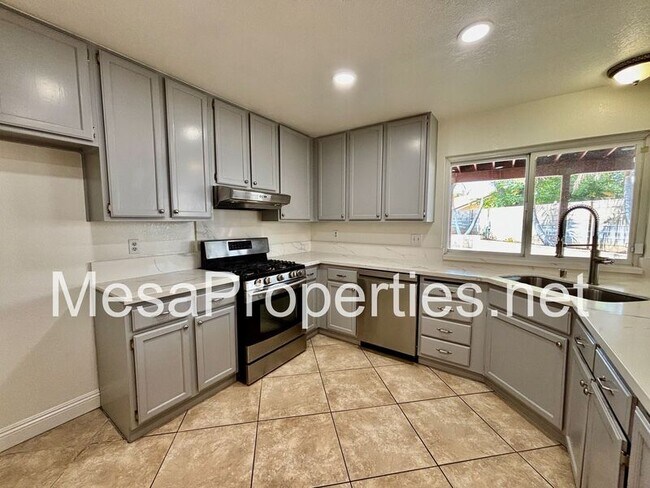 Foto del edificio - 2378 N Sycamore Ave