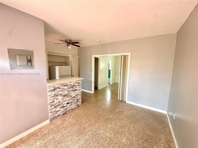 Building Photo - 140 SW 30th Ct