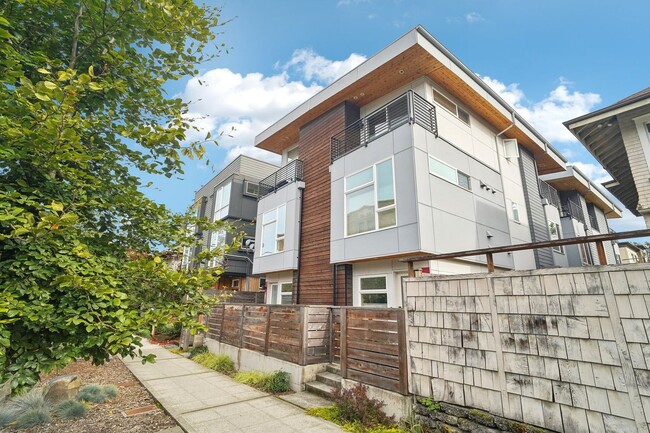 Building Photo - Capitol Hill Townhome