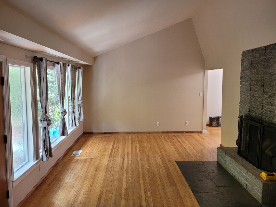 Soaring Living Room ceilings - 7601 Claremont Ave