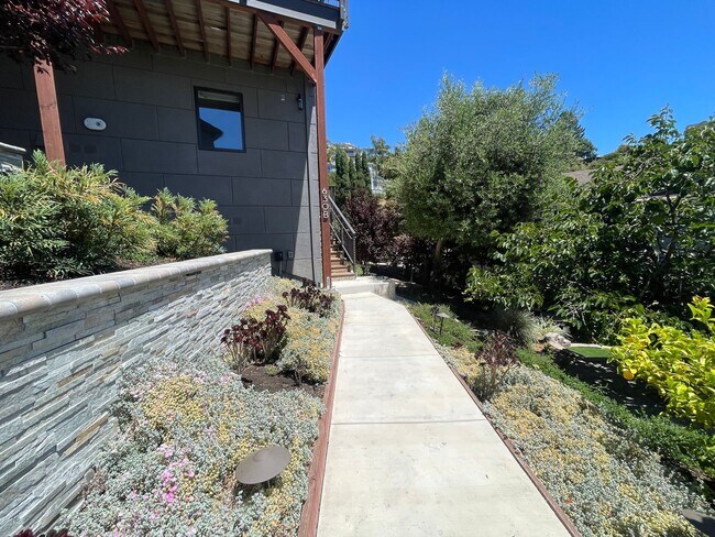 Building Photo - Piedmont! ALL UTILITIES INCLUDED! Recently...