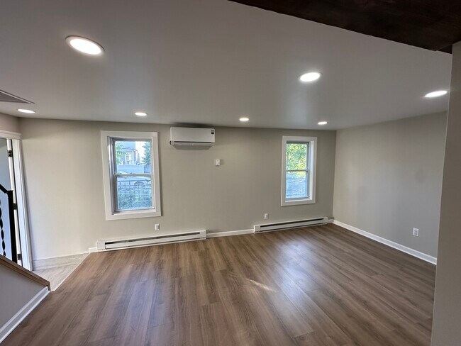 Building Photo - 138 Sopher St