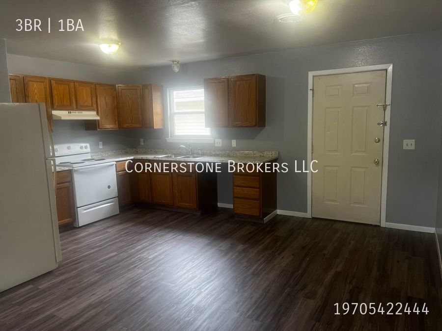 Primary Photo - Newly renovated spacious ranch style apart...
