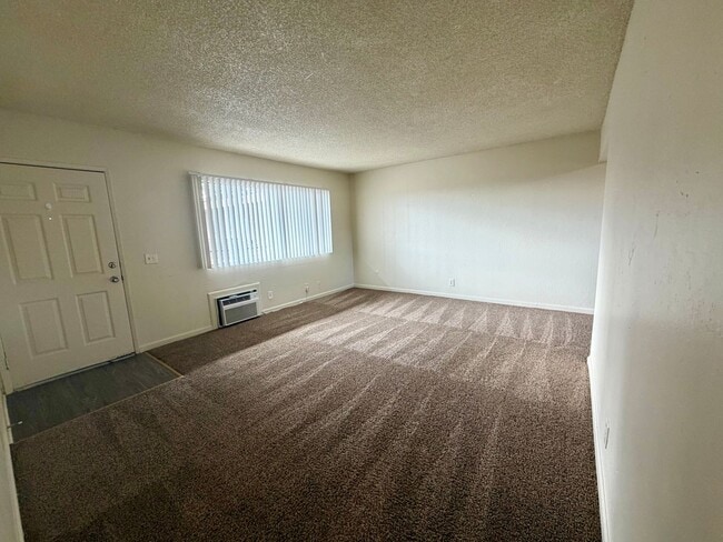 Building Photo - 2 BED/1 BATH - END UNIT WITH CITY VIEW & PET FRIENDLY