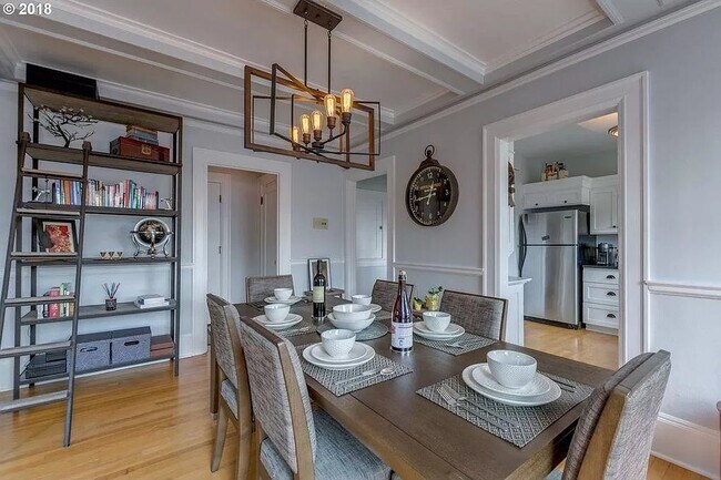 Building Photo - 118 NW King Ave