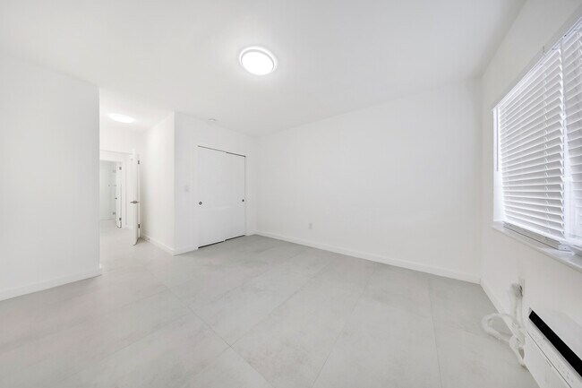 Foto del edificio - 6930 Rue Versailles Dr